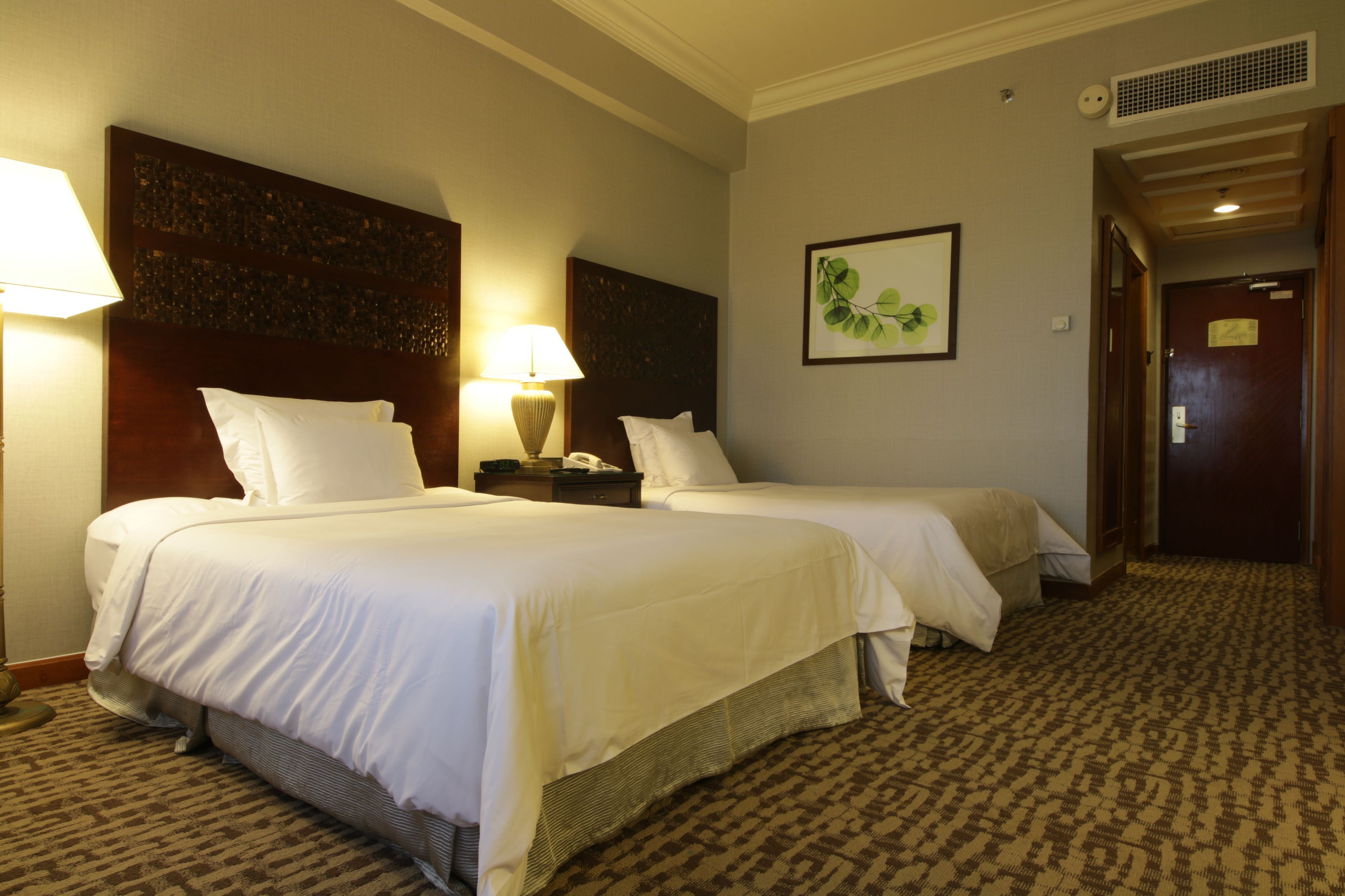 Minibar, brankas, meja kerja, dan kedap suara