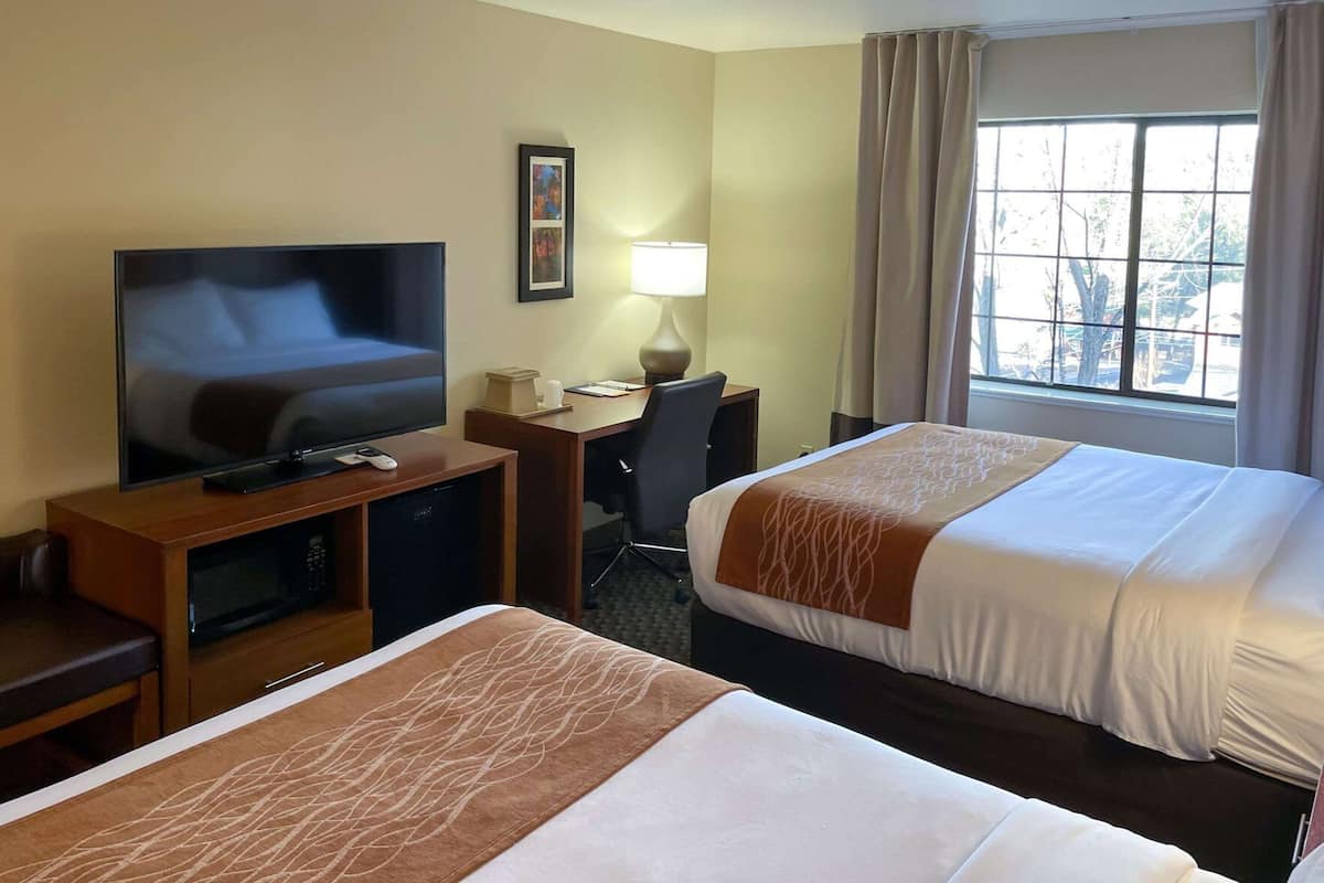 Premium bedding, in-room safe, desk, laptop workspace