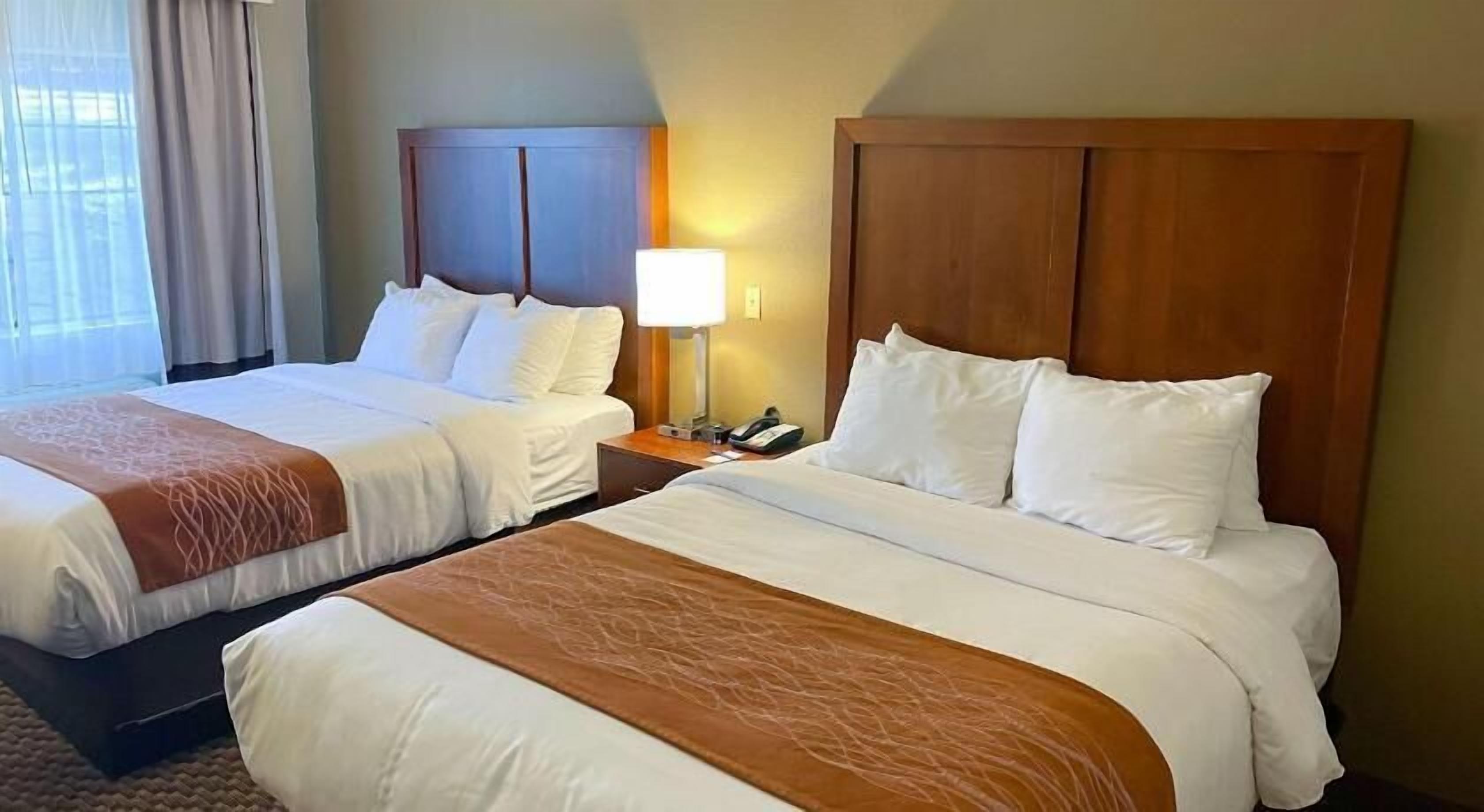 Premium bedding, in-room safe, desk, laptop workspace