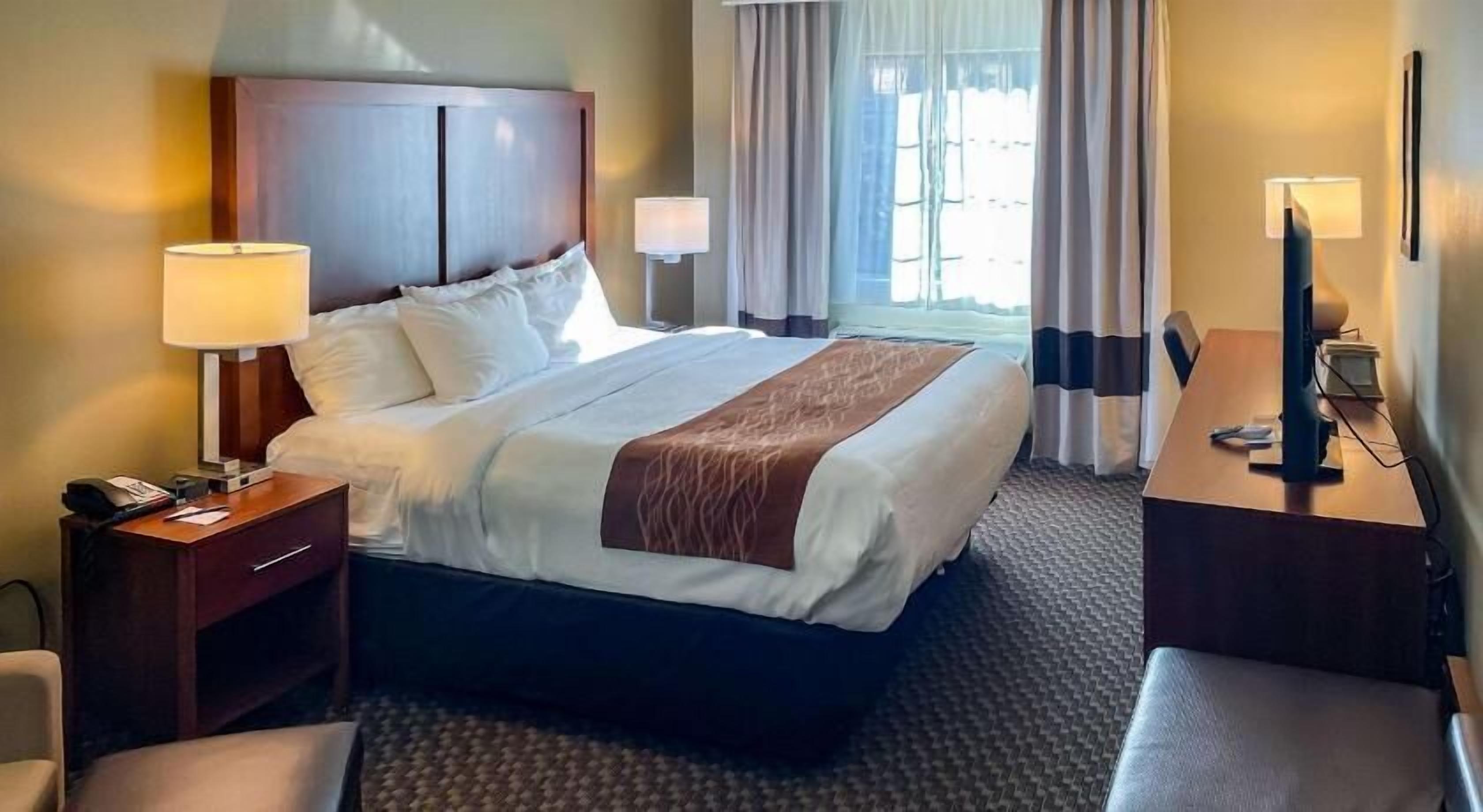 Premium bedding, in-room safe, desk, laptop workspace