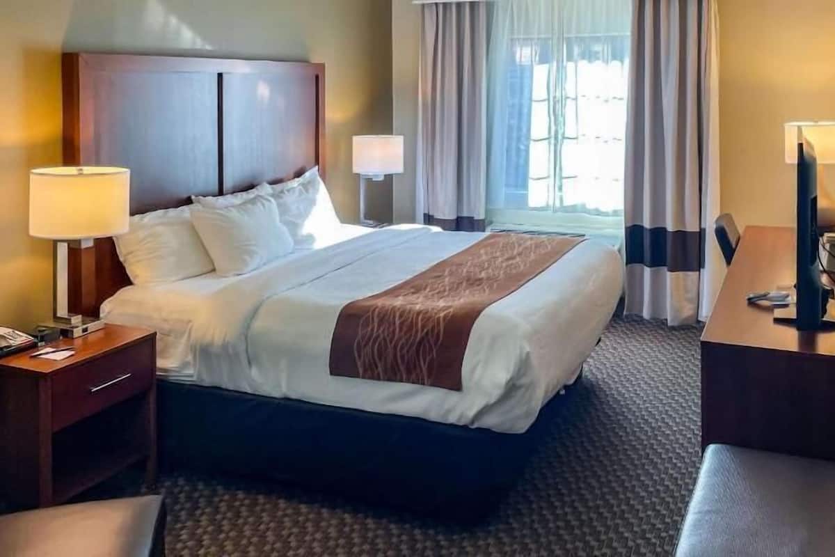 Premium bedding, in-room safe, desk, laptop workspace