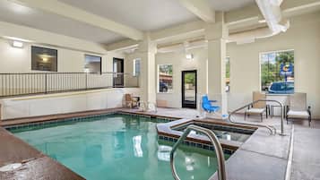 Piscina coperta, con ingresso dalle 07:00 alle 22:00, lettini