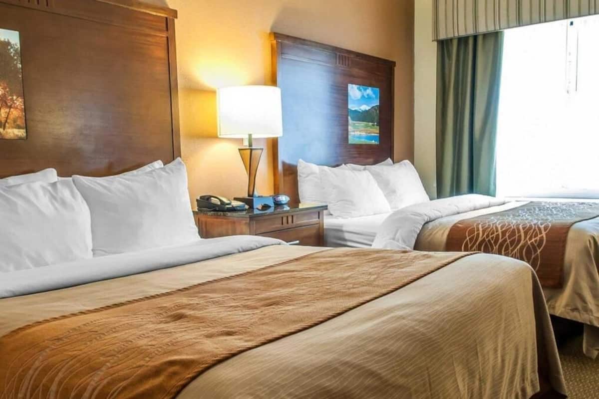 Premium bedding, in-room safe, desk, laptop workspace