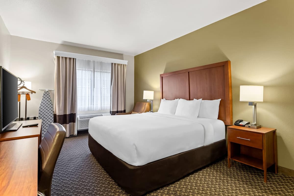 Room, 1 King Bed, Accessible, Non Smoking | Premium bedding, in-room safe, desk, laptop workspace