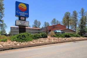 A Comfort Inn sign with a newly remodeled building in the background. - Comfort Inn & Suites Midtown (Ruidoso)