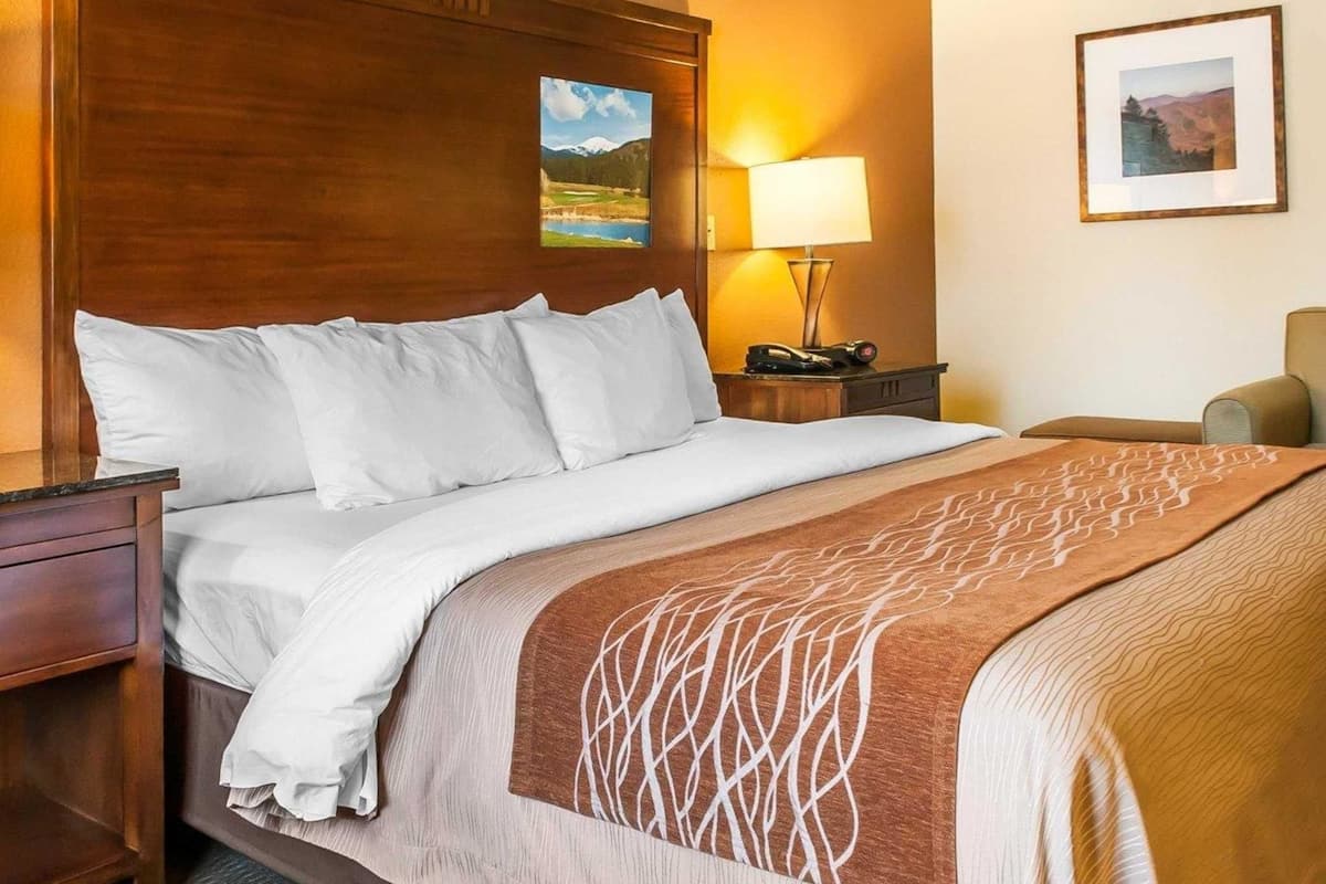 premium bedding, in-room safe, desk, laptop workspace