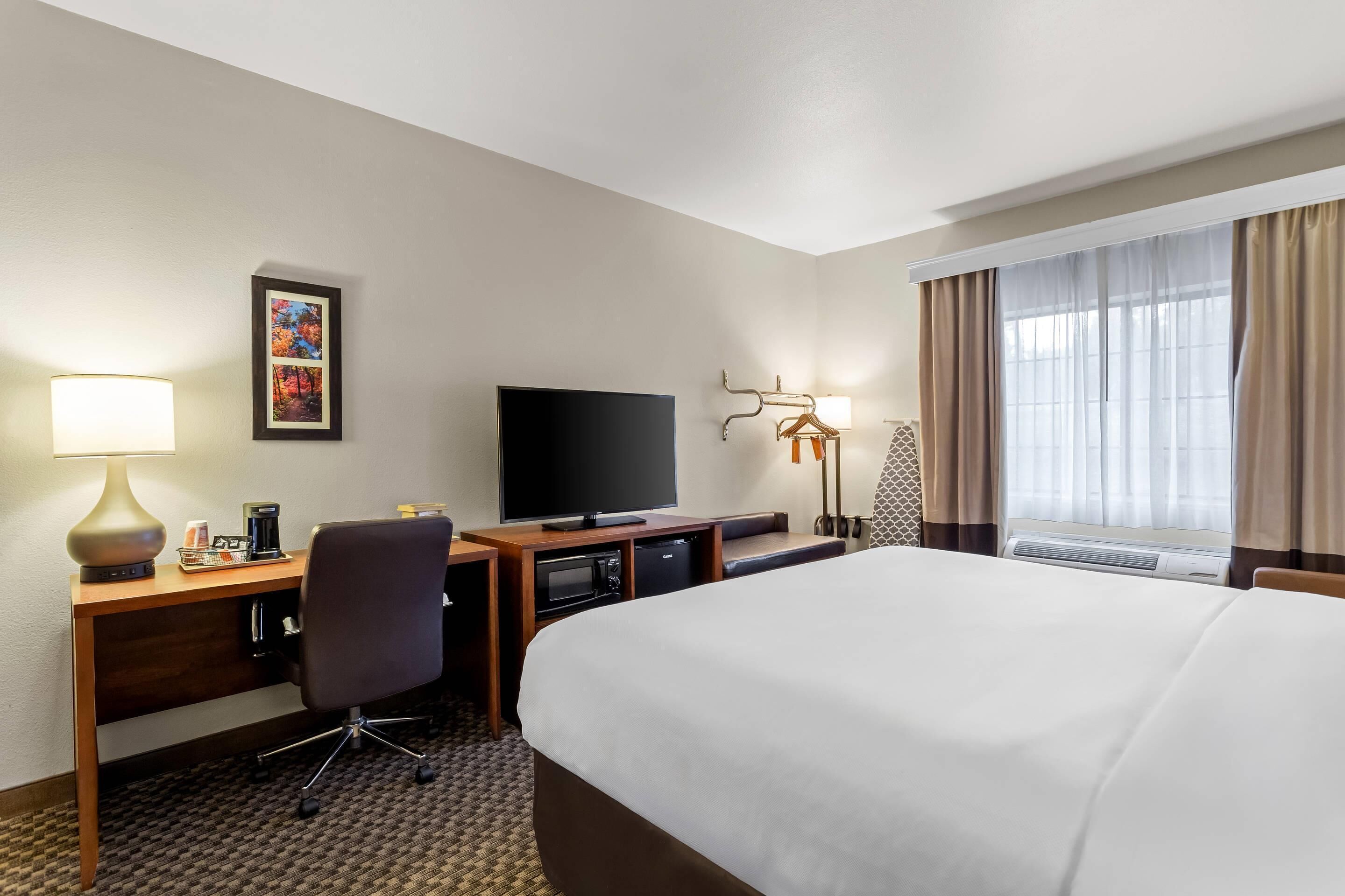 Room, 1 King Bed, Accessible, Non Smoking | Premium bedding, in-room safe, desk, laptop workspace