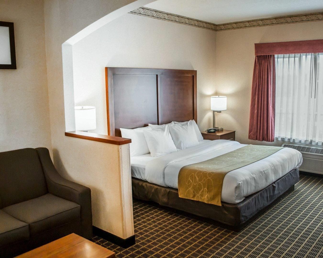 Phòng Suite, 1 giường cỡ king, không hút thuốc | 1 phòng ngủ, bộ đồ giường cao cấp, bàn, bàn ủi/dụng cụ ủi quần áo 