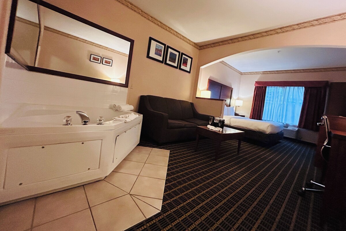 Room, 1 King Bed, Non Smoking, Jetted Tub | 1 bedroom, premium bedding, desk, iron/ironing board