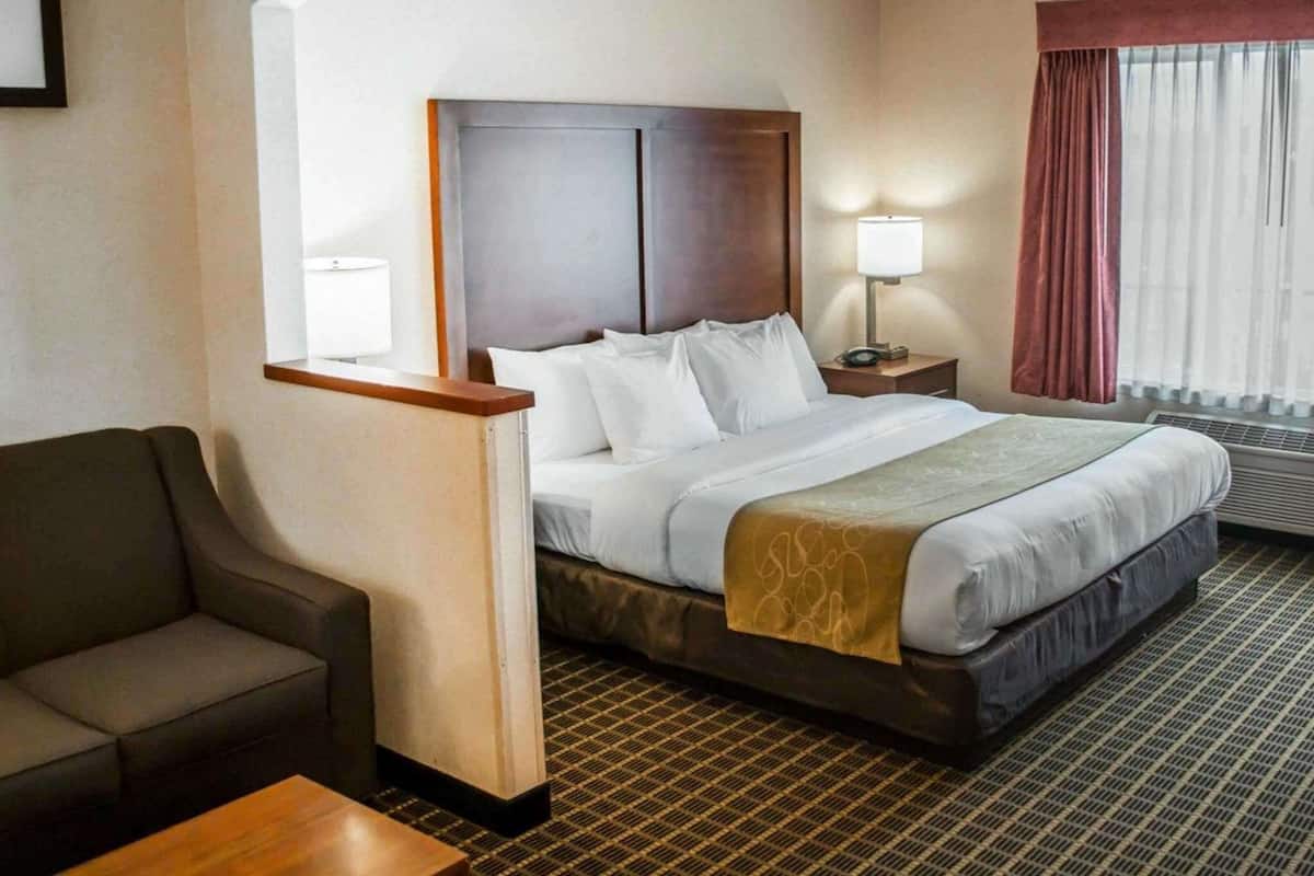 Suíte, 1 cama King, para não fumantes | 1 quarto, roupas de cama premium, escrivaninha