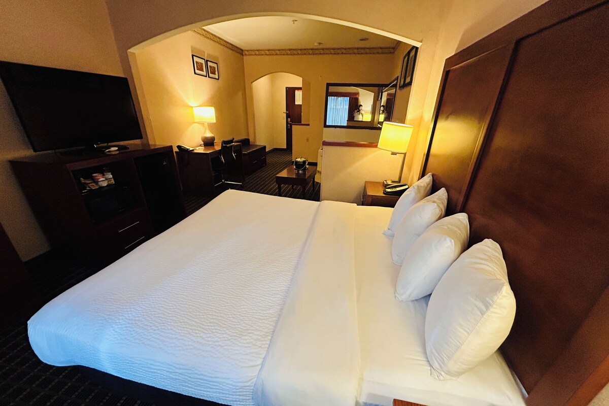King Bed Accessible Non-Smoking with Jacuzzi | 1 bedroom, premium bedding, desk, iron/ironing board