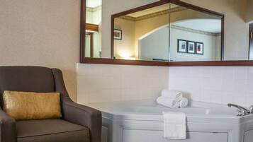 Suite, 1 Tempat Tidur King, akses difabel, Bebas Asap Rokok | 1 kamar tidur, seprai premium, meja kerja, dan setrika/meja setrika