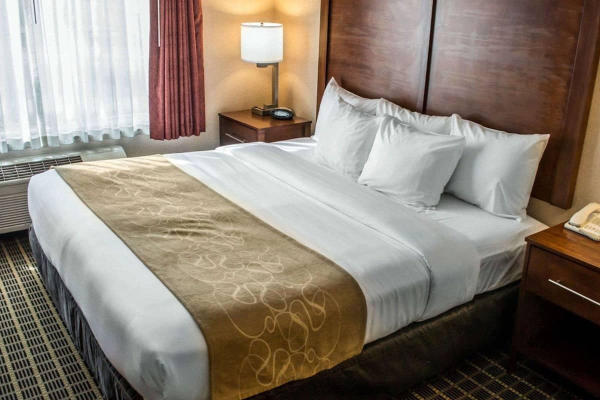 Suíte, 1 cama King, acessível, para não fumantes | 1 quarto, roupas de cama premium, escrivaninha