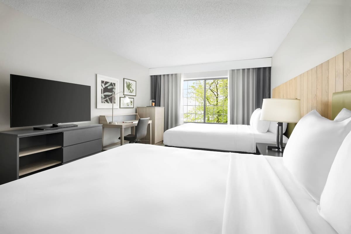 Mørklægningsgardiner, strygejern/strygebræt, gratis baby-/barnesenge