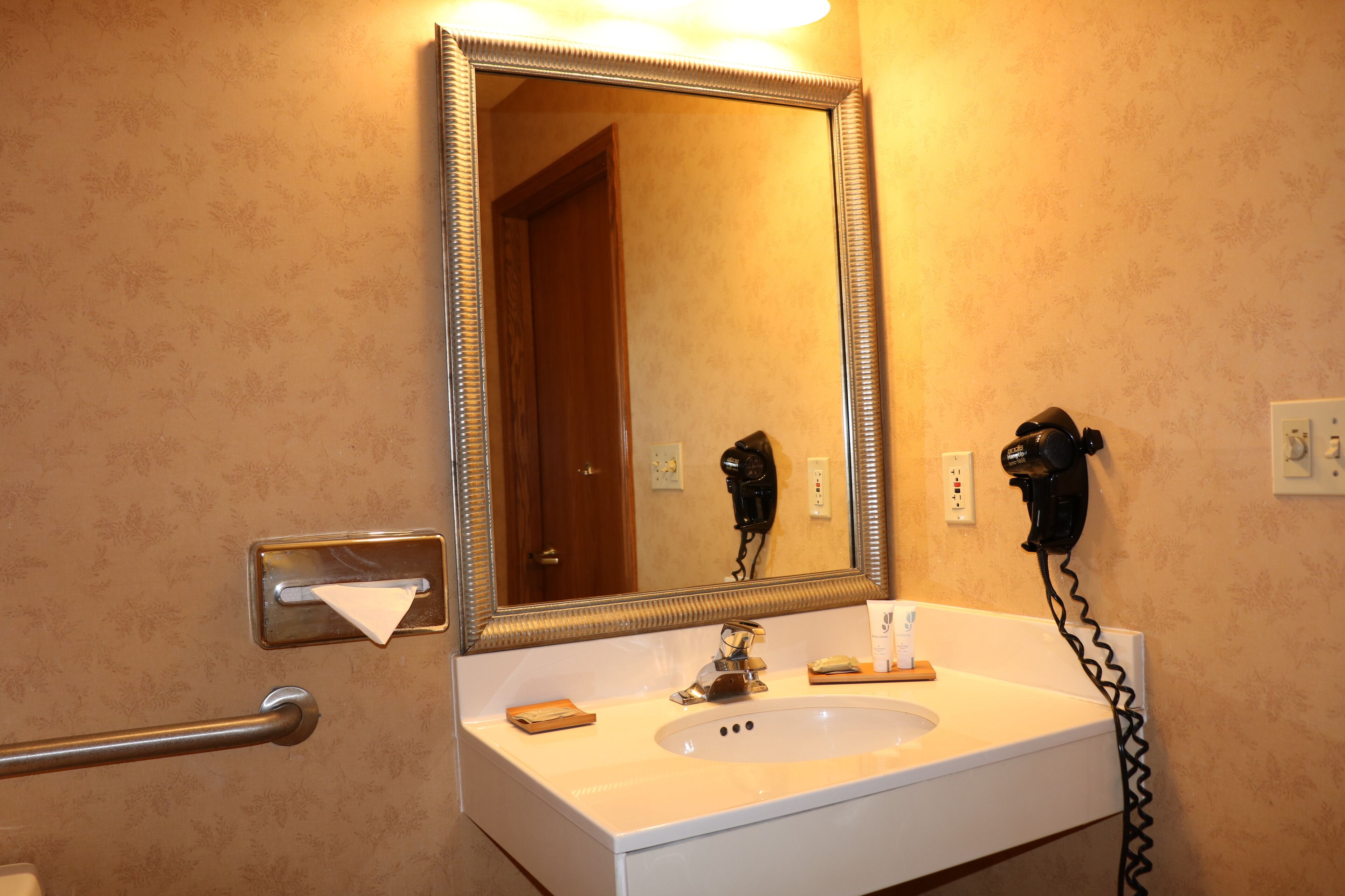 Regadera, amenidades de baño ecológicas, secadora de cabello, toallas 