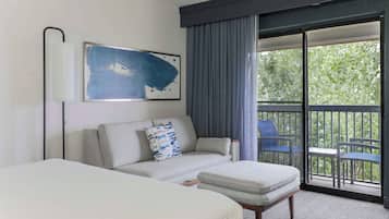 Escritorio, cortinas blackout y tabla de planchar con plancha