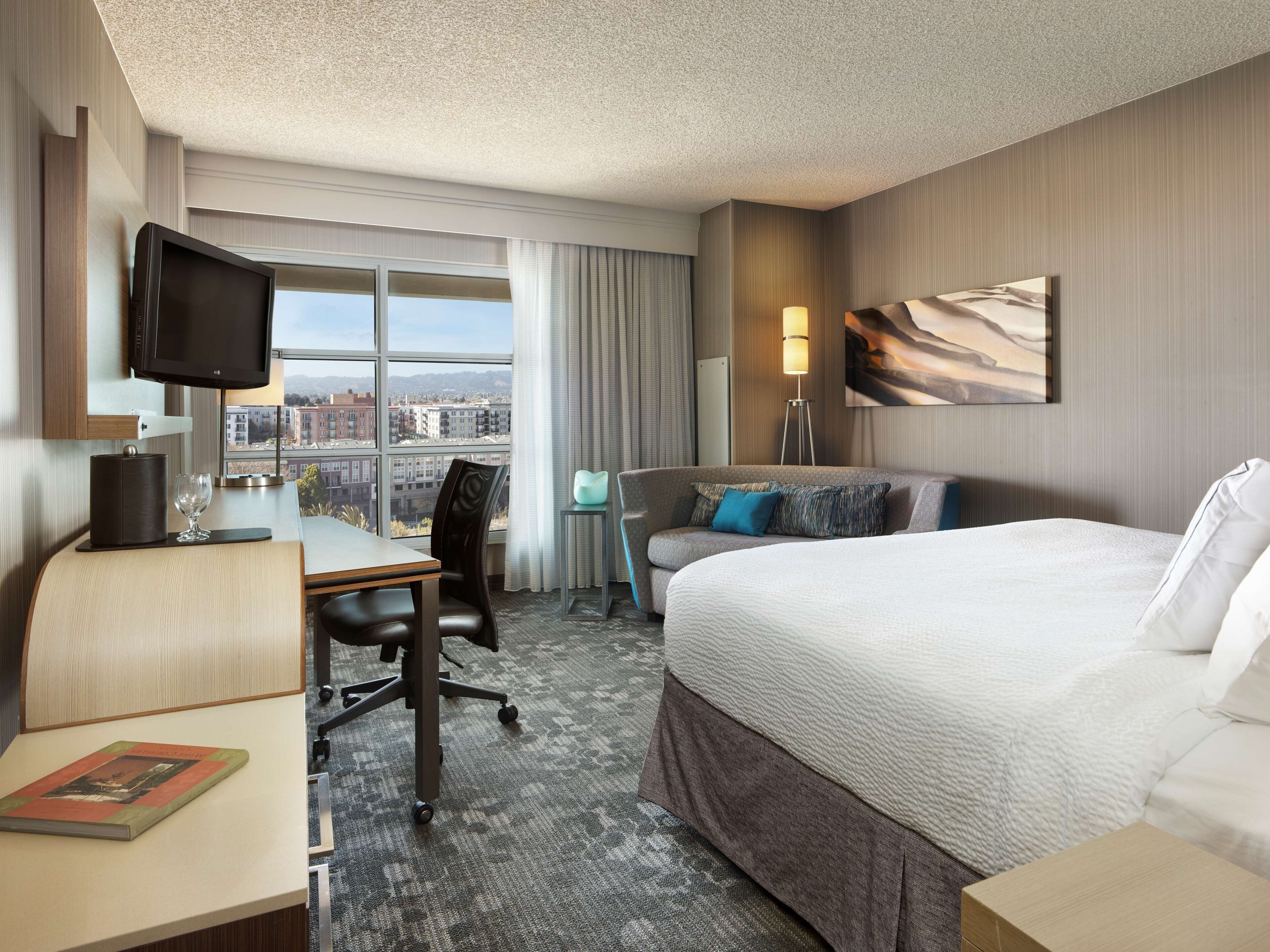 deluxe room, 1 king bed with sofa bed | 1 bedroom, hypo-allergenic bedding, pillow-top beds, desk