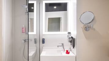 Kombinasi shower/bathtub dan perlengkapan kamar mandi ramah lingkungan