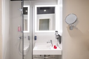 Bañera con ducha, artículos de tocador ecológicos, secador de pelo