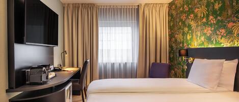 Kamar Double Klasik | Seprai premium, brankas, meja kerja, dan ruang kerja ramah laptop