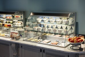 Desayuno buffet diario (EUR 23 por persona)