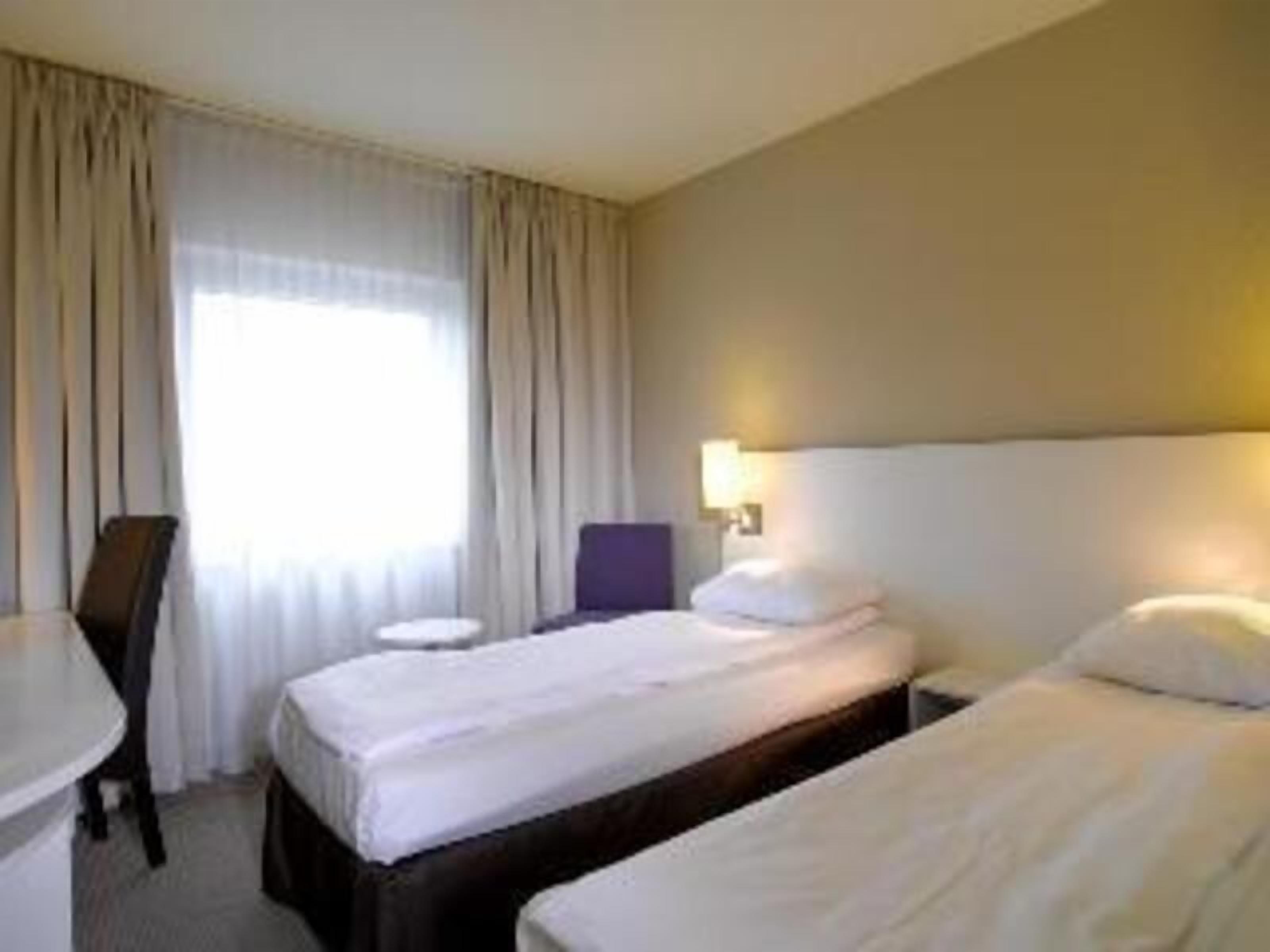 Premium bedding, in-room safe, desk, laptop workspace