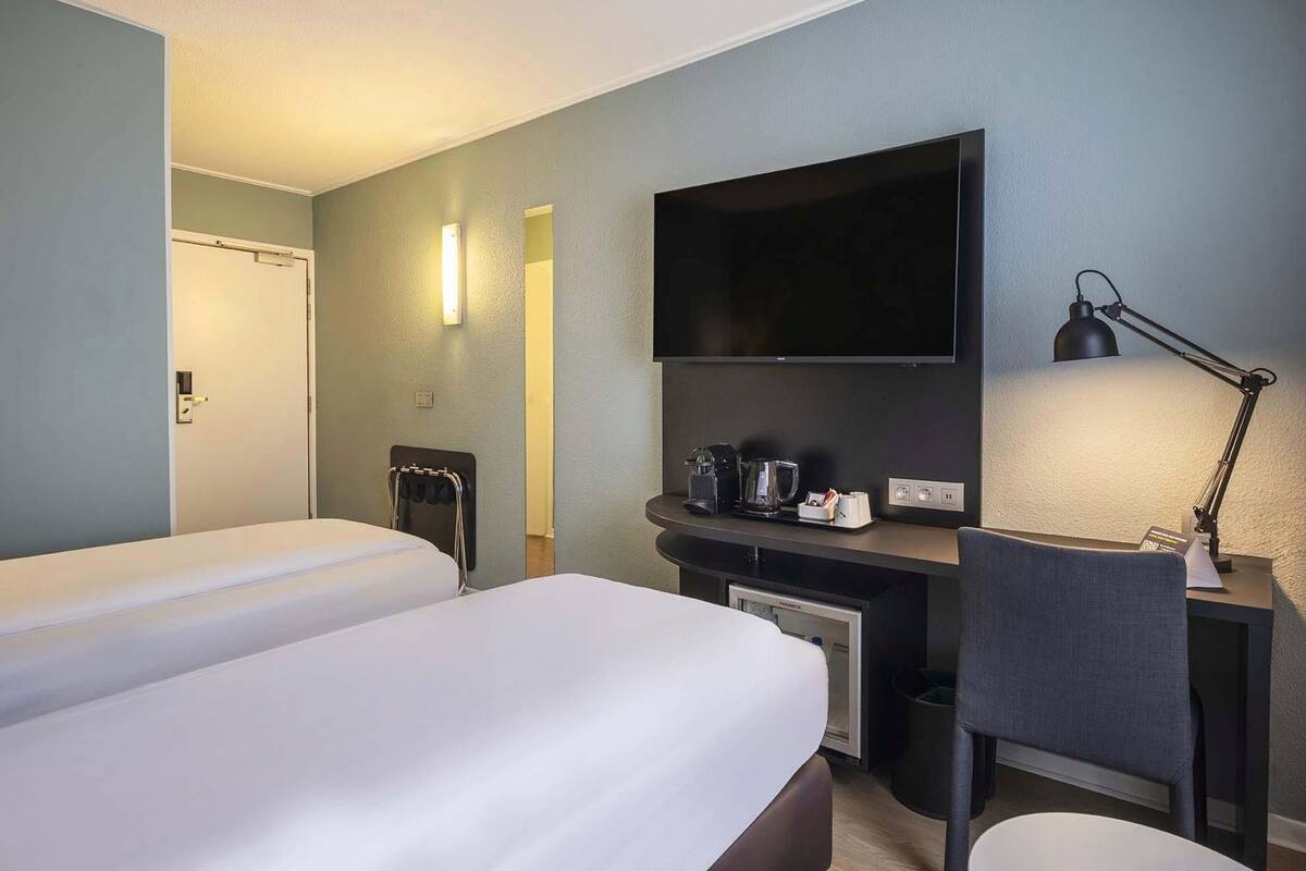Luxe beddengoed, een kluis op de kamer, een bureau, een laptopwerkplek