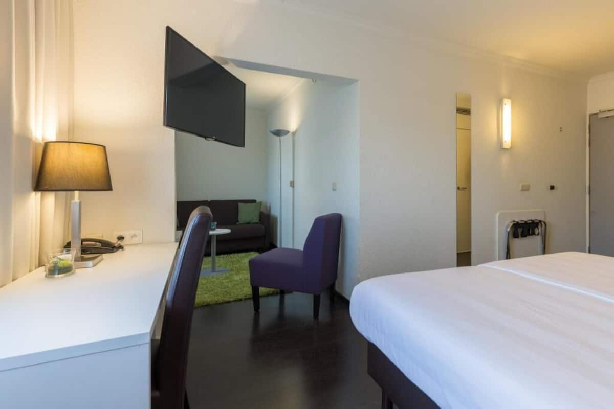 Premium bedding, in-room safe, desk, laptop workspace