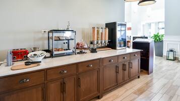 Bao gồm bữa sáng đầy đủ hàng ngày