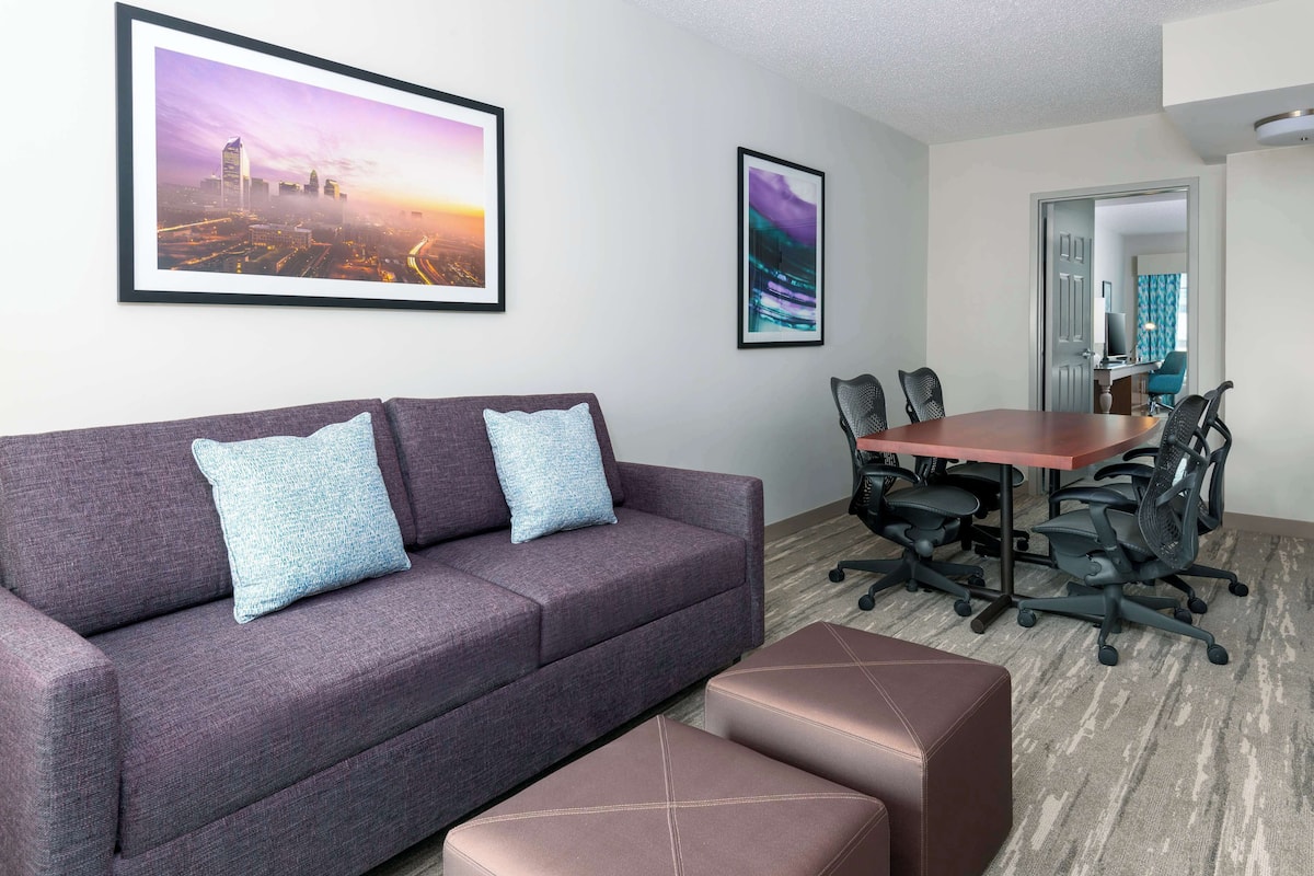 King Suite | Living area | 42-inch LCD TV with cable channels, TV, pay films