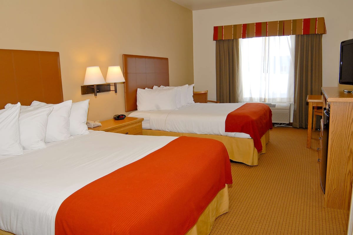 Tallelokero huoneessa, pimennysverhot, silitysrauta/-lauta