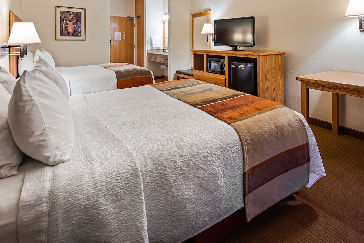 Tallelokero huoneessa, pimennysverhot, silitysrauta/-lauta