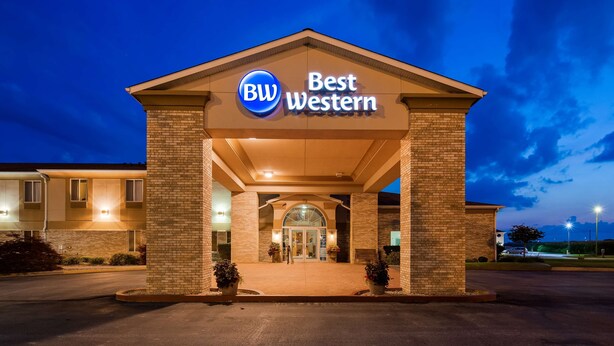 A Best Western hotel entrance with a brick facade and a clear sky.