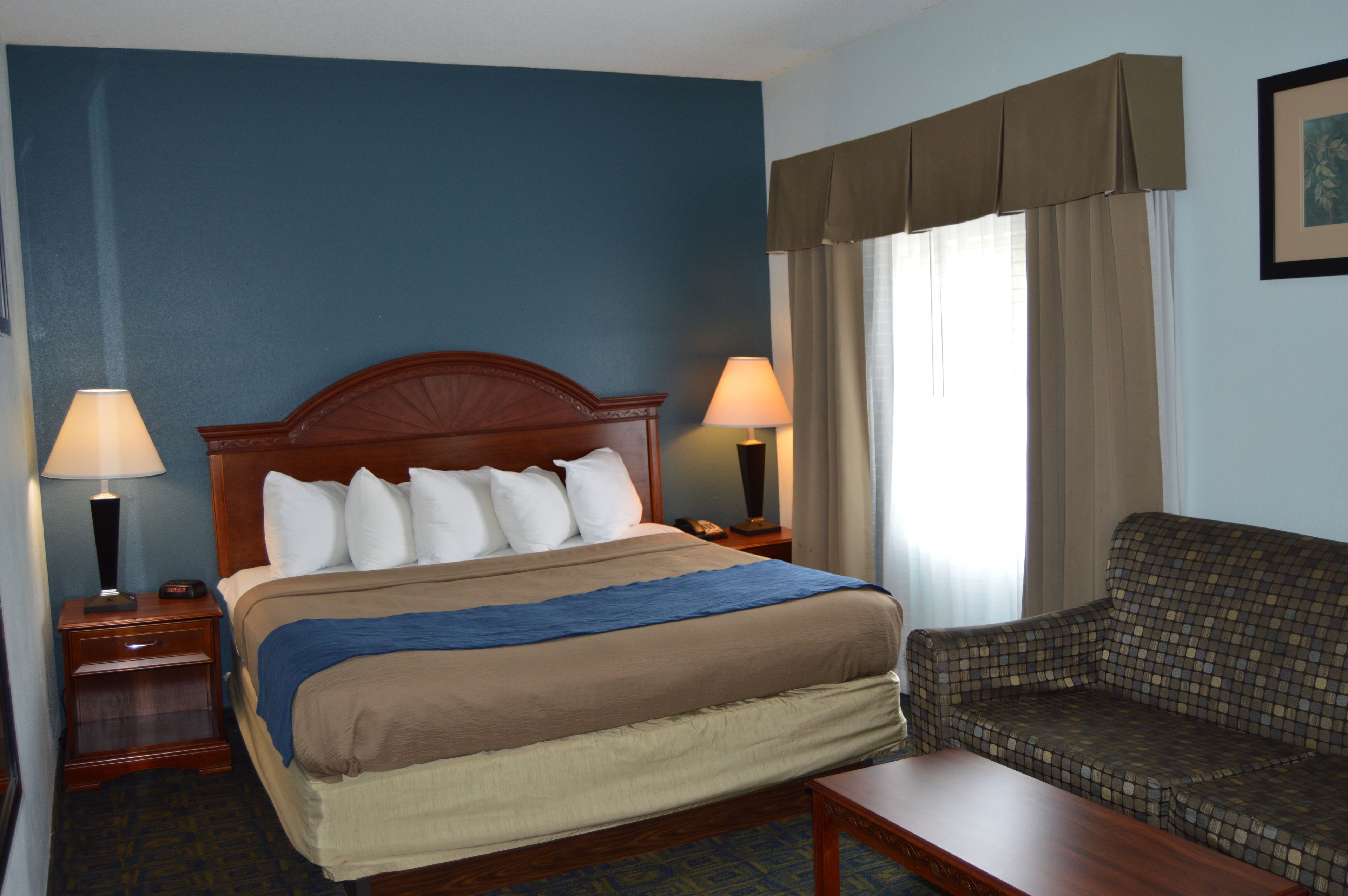 Escritorio y espacio para trabajar con laptop 