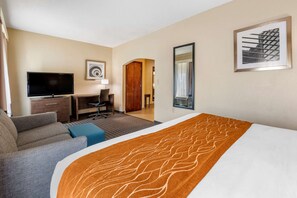 Desk, laptop workspace, soundproofing, iron/ironing board - Comfort Inn & Suites Cincinnati Uptown Clifton (Cincinnati)