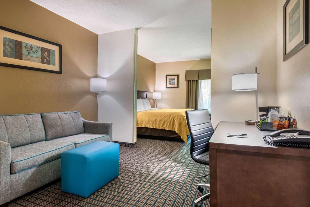 Skrivbord, arbetsyta för laptop, ljudisolering och strykjärn/strykbräda