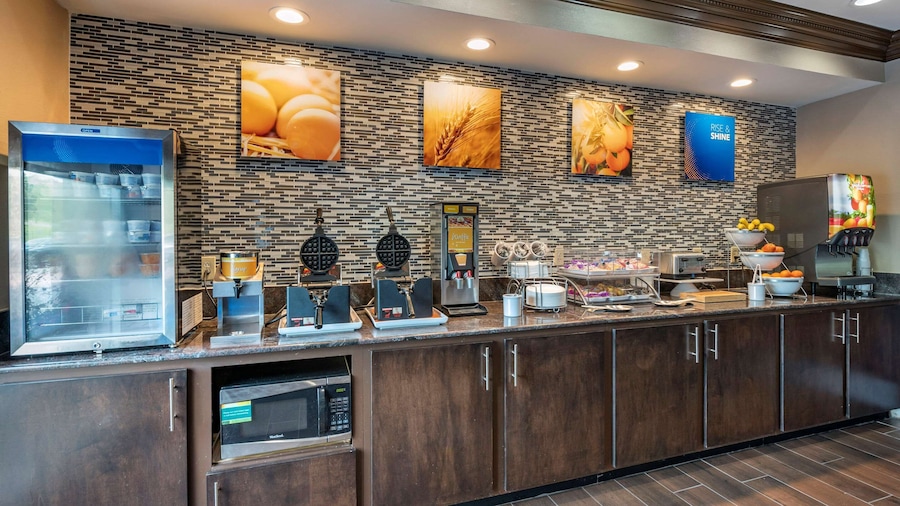 Comfort Inn & Suites Cincinnati Uptown Clifton