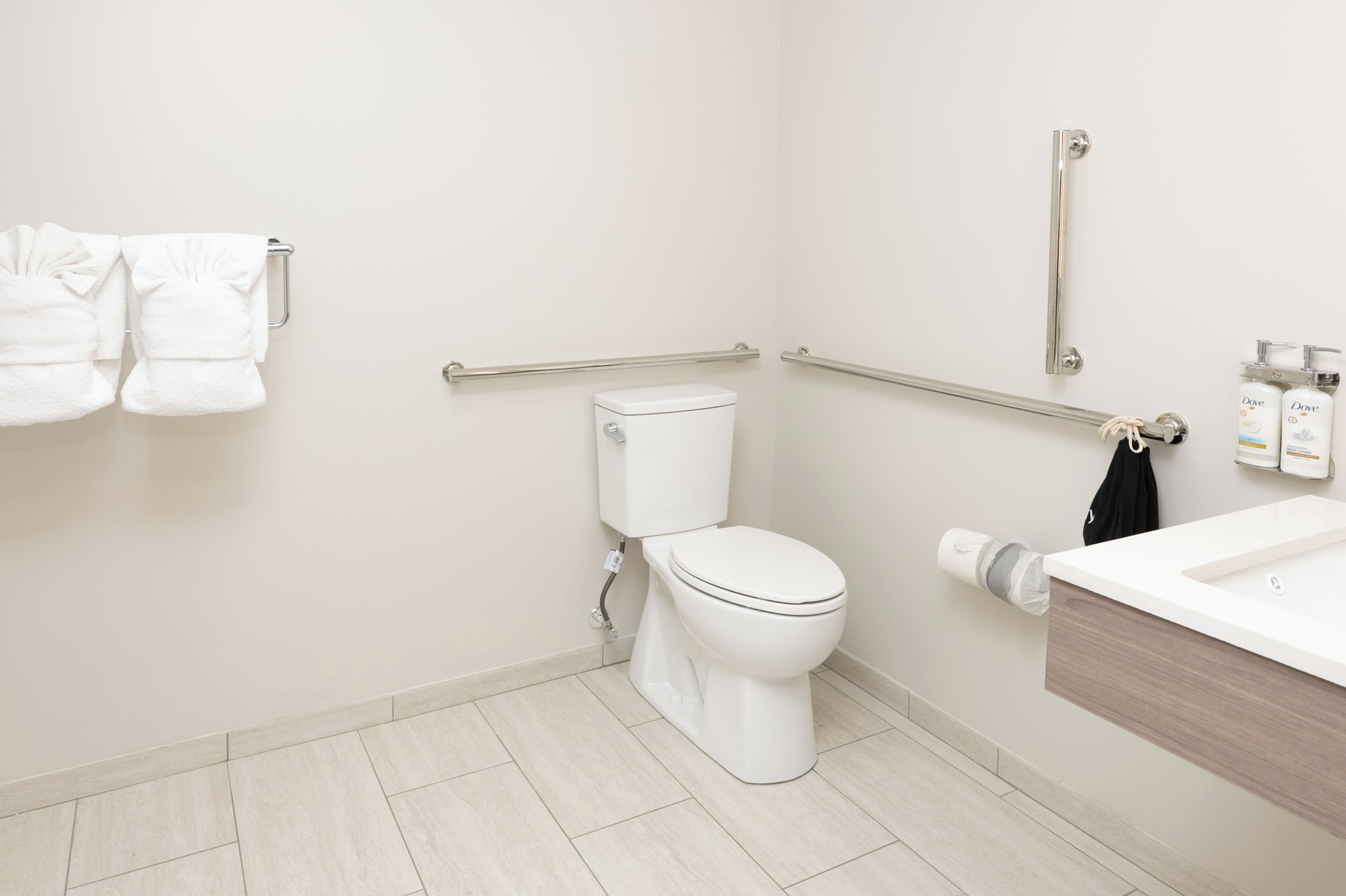 Bañera con ducha, bañera profunda, artículos de tocador gratuitos