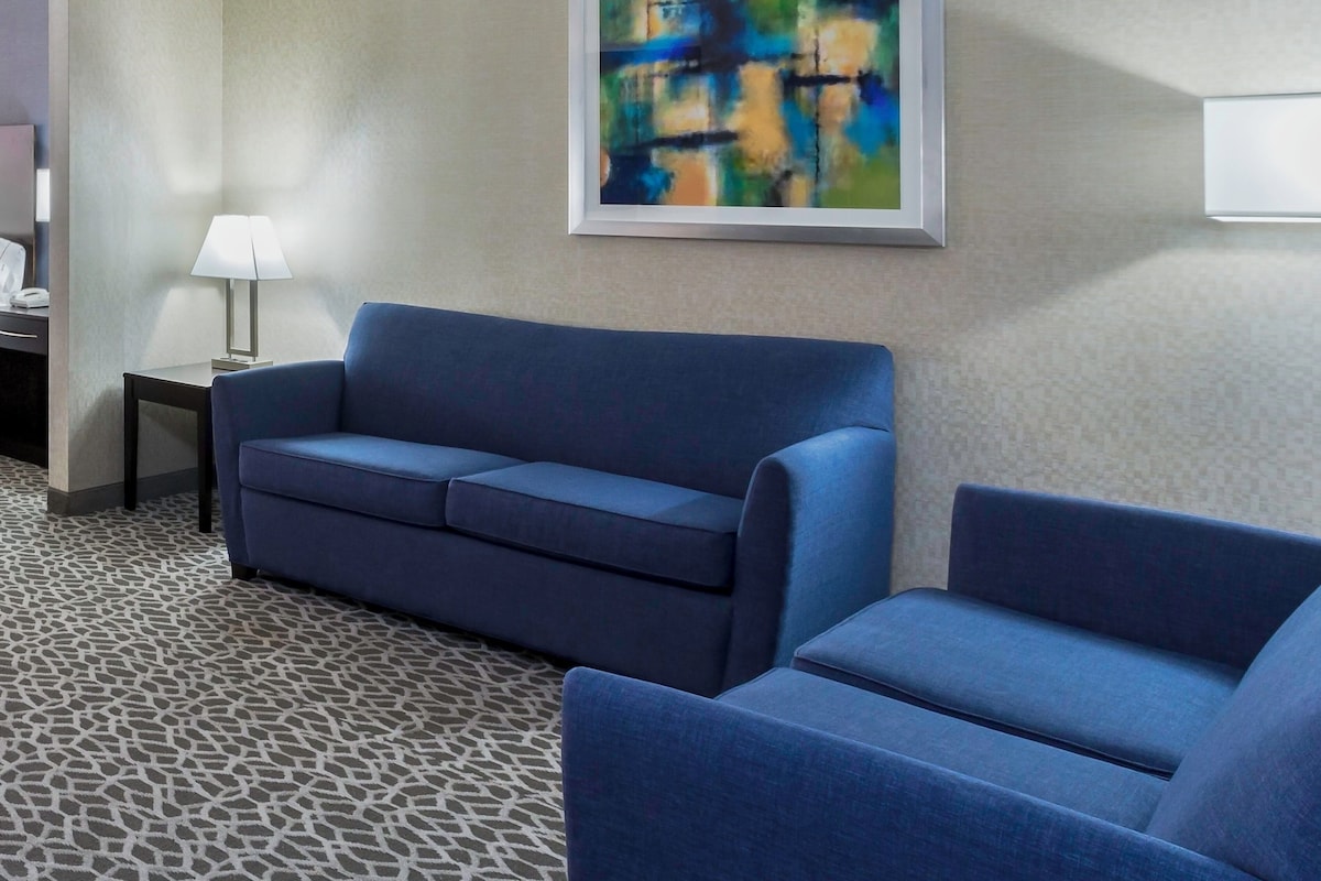 Premium bedding, in-room safe, desk, blackout drapes