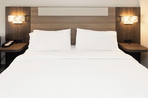 高档床上用品、客房内保险箱、办公桌、遮光窗帘