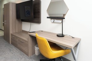 高档床上用品、客房内保险箱、办公桌、遮光窗帘