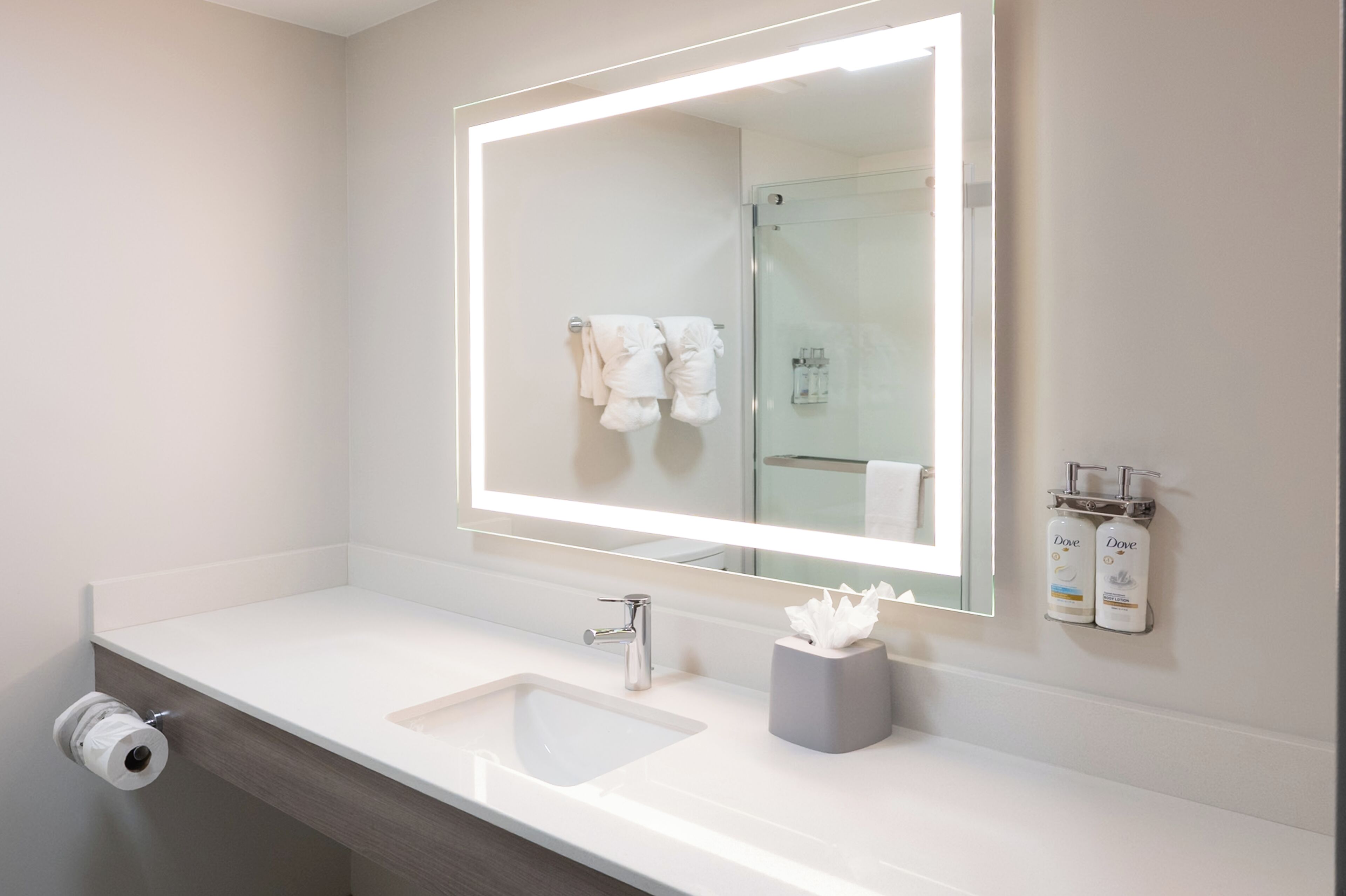 Bañera con ducha, bañera profunda, artículos de tocador gratuitos