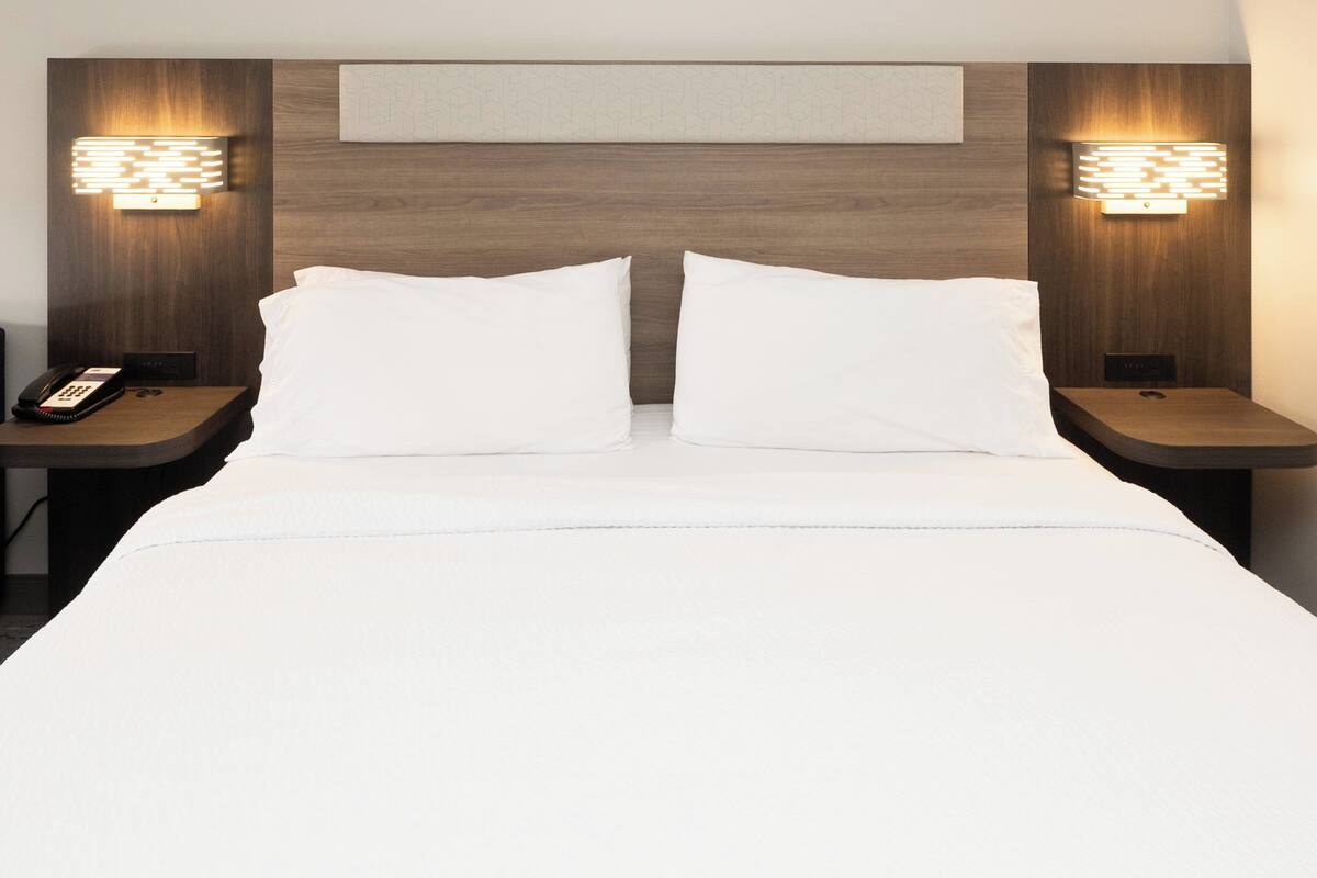 Premium bedding, in-room safe, desk, blackout drapes
