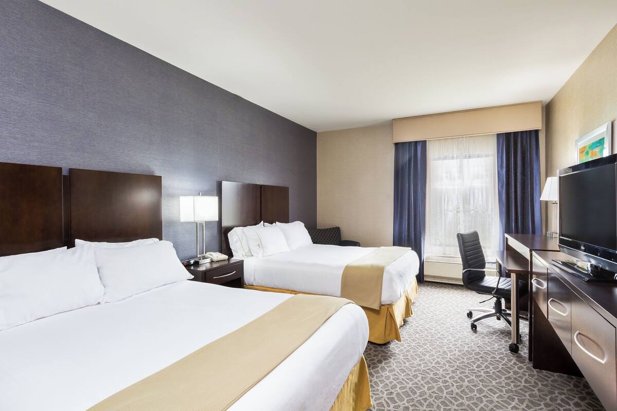 Premium bedding, in-room safe, desk, blackout drapes
