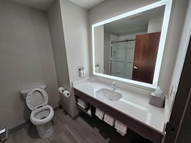 Ducha y bañera combinadas y artículos de higiene personal gratuitos