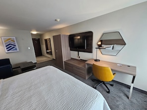 Premium bedding, down duvets, pillow-top beds, in-room safe - Holiday Inn Express Hotel & Suites Cincinnati-Blue Ash by IHG (Cincinnati)