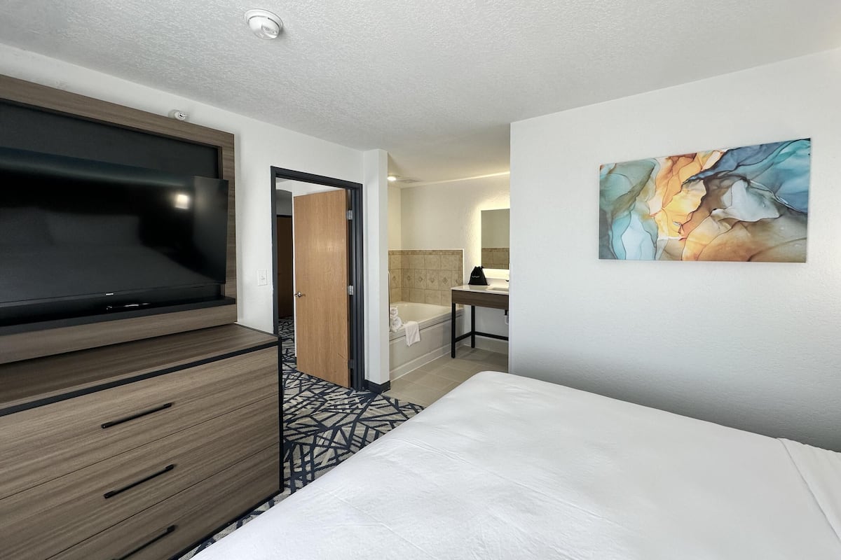 Suite, 1 King Bed, Non Smoking, Jetted Tub