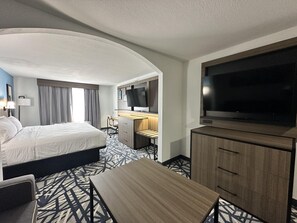 Suite, 1 Tempat Tidur King, Bebas Asap Rokok, lemari es & microwave (with Sofabed) | Meja kerja, tirai kedap cahaya, dan setrika/meja setrika