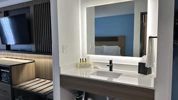 Ensemble douche/baignoire, articles de toilette gratuits, sèche-cheveux