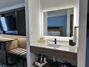 Kombinasi shower/bathtub dan perlengkapan mandi gratis